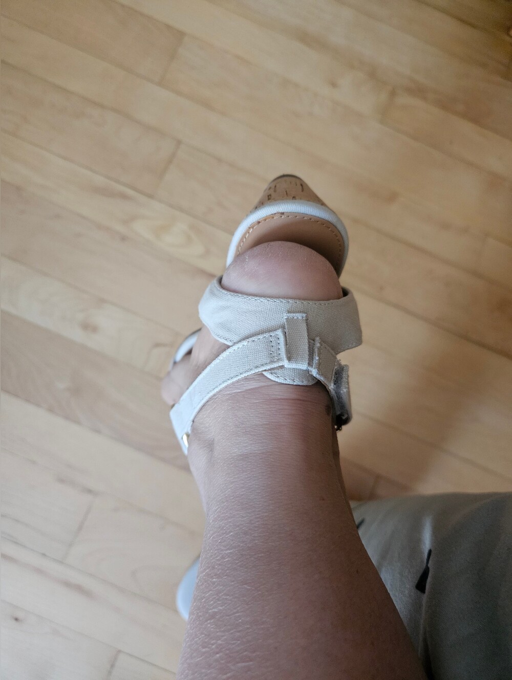NWOT Aerosoles Light Beige T-Strap Sandals with Gold Accents - Picture 8 of 8